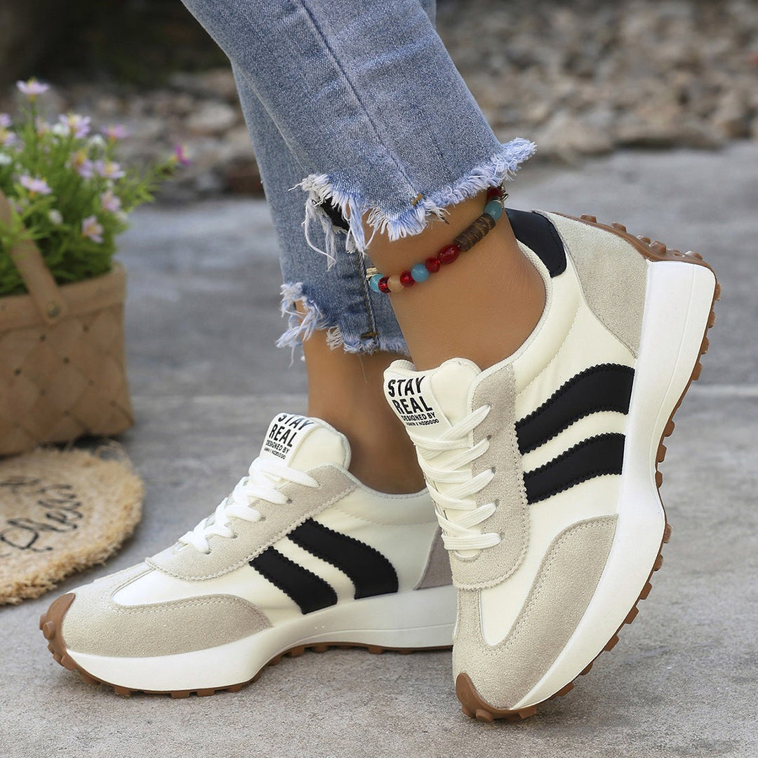 Buty do chodzenia Petra na stopach modelki, widok z boku