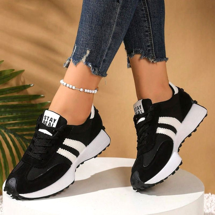 Damskie sneakersy z amortyzacją Petra w wersji białej, czysty design