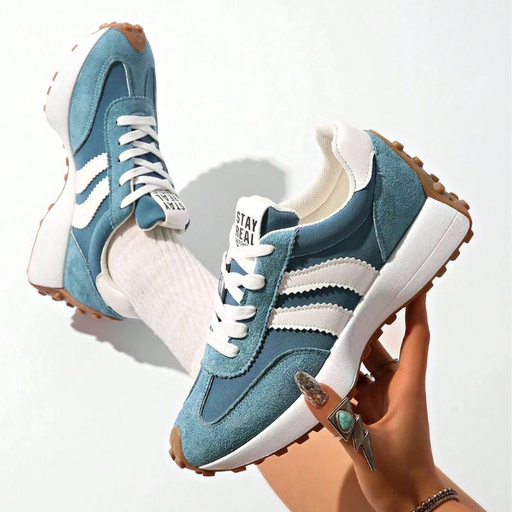 Zdjęcie produktowe damskich sneakersów Petra na jasnym tle