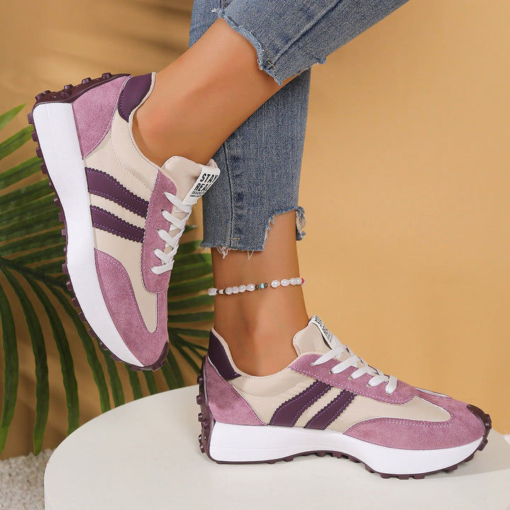 Damskie buty do chodzenia Petra prezentowane w dynamicznym ujęciu