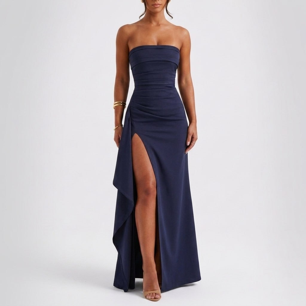 Modelka prezentująca elegancką niebieską sukienkę maxi bez ramiączek z rozcięciem z przodu