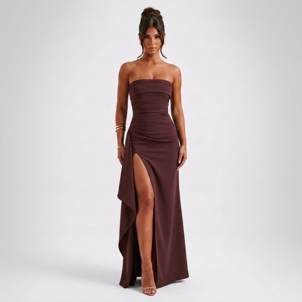 Kobieta w śliwkowo-brązowej eleganckiej sukience maxi bez ramiączek z rozcięciem