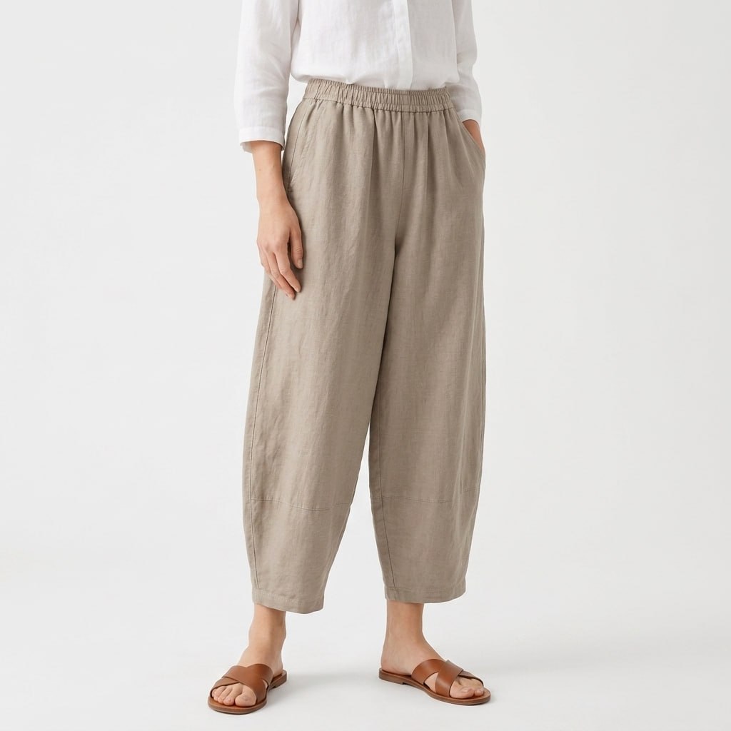 Kobieta prezentująca damskie luźne spodnie casual w kolorze khaki z białą koszulą