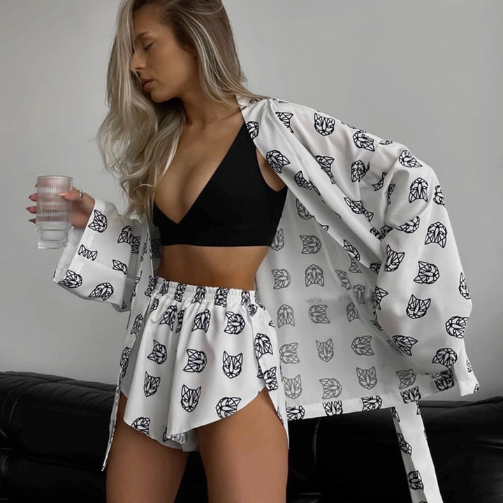 Piżama damska oversize z modnym geometrycznym wzorem. Idealna na relaks i stylową modę domową.