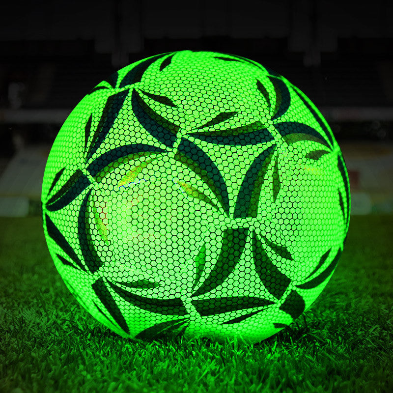 Wytrzymała piłka nożna GlowKick, odblaskowa, doskonała do intensywnego treningu i sportu, z wysoką trwałością.
