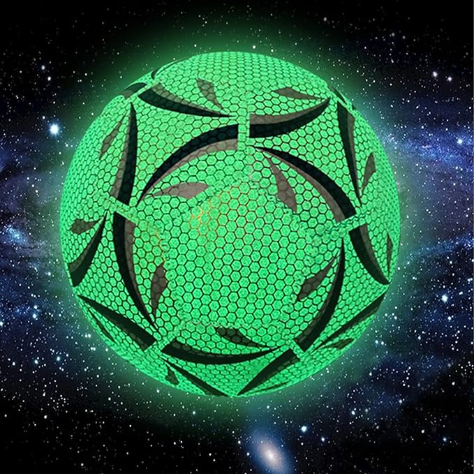 Odblaskowa piłka GlowKick. Zwiększa widoczność podczas meczów i treningów wieczornych. Niezbędne akcesoria sportowe.