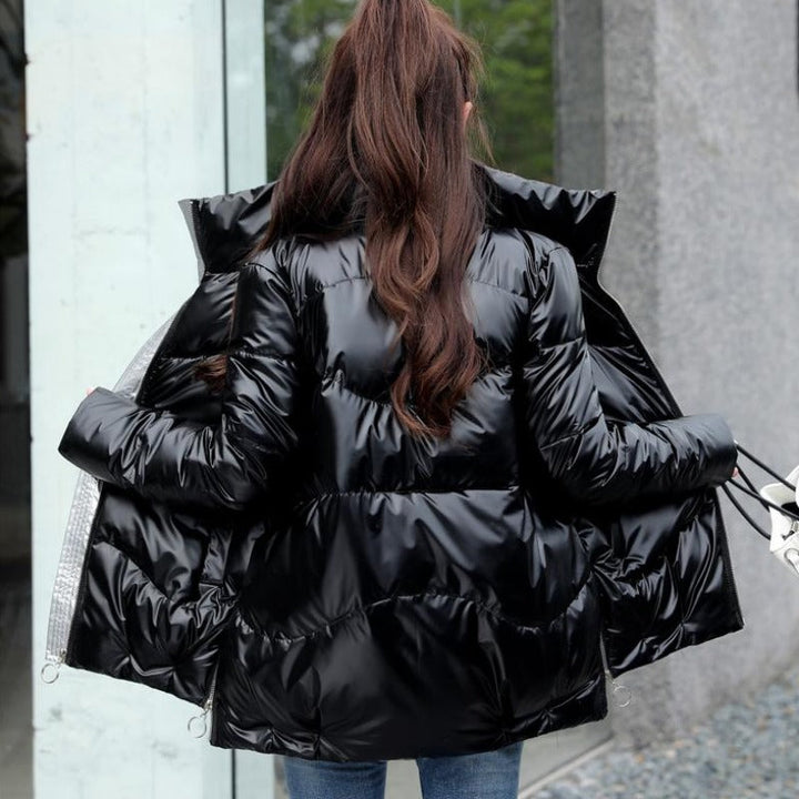 Modna pikowana kurtka damska na zimę. Lakierowana odzież wierzchnia idealna do street style.