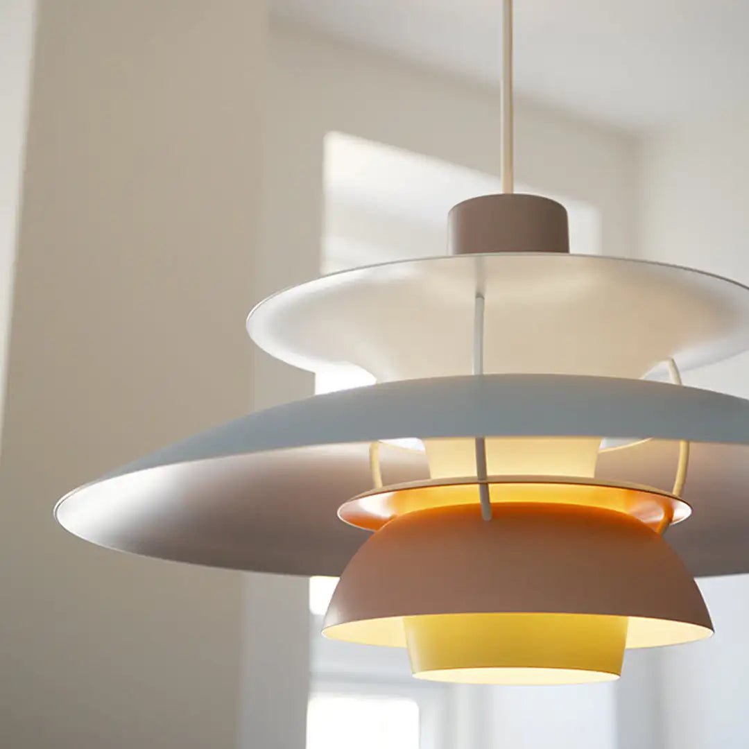 Designerska lampa sufitowa LED, skandynawski styl do nowoczesnych wnętrz.