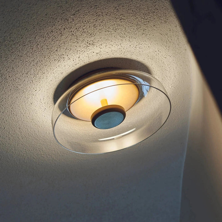 Stylowa szklana lampa sufitowa LED zamontowana w sypialni