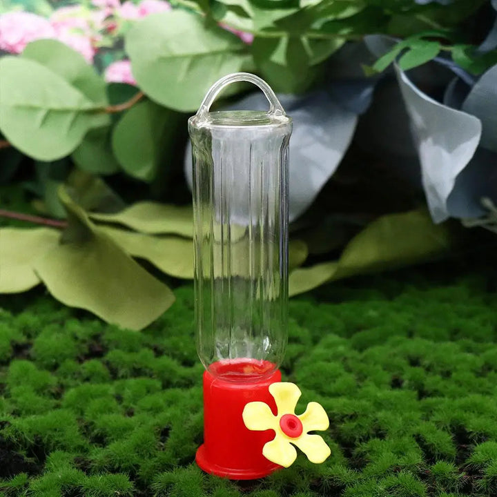 Plastikowy karmnik dla kolibrów z motywami kwiatowymi. Idealny do ogrodu, przyciąga ptaki do obserwacji.