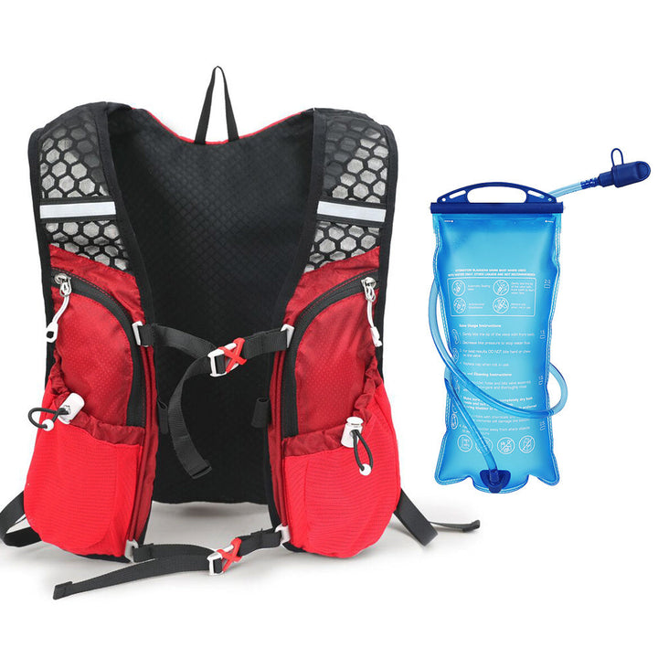 Szczegóły plecaka sportowego 2L z bukłakiem na wodę, ergonomiczny design dla komfortu.