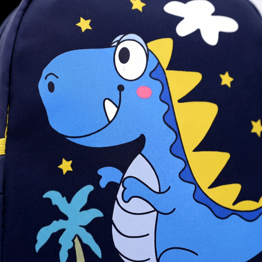 Wytrzymały plecak szkolny z modnym wzorem dinozaurów. Wodoodporny i lekki, doskonały dla ucznia.