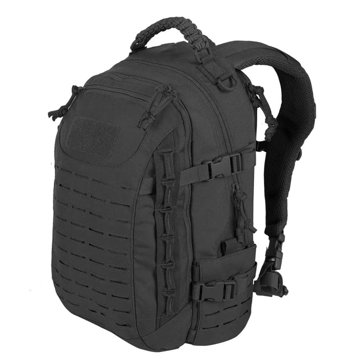 Mężczyzna z plecakiem taktycznym TrailForce Explorer podczas trekkingu górskiego. Komfortowy plecak męski 30L.