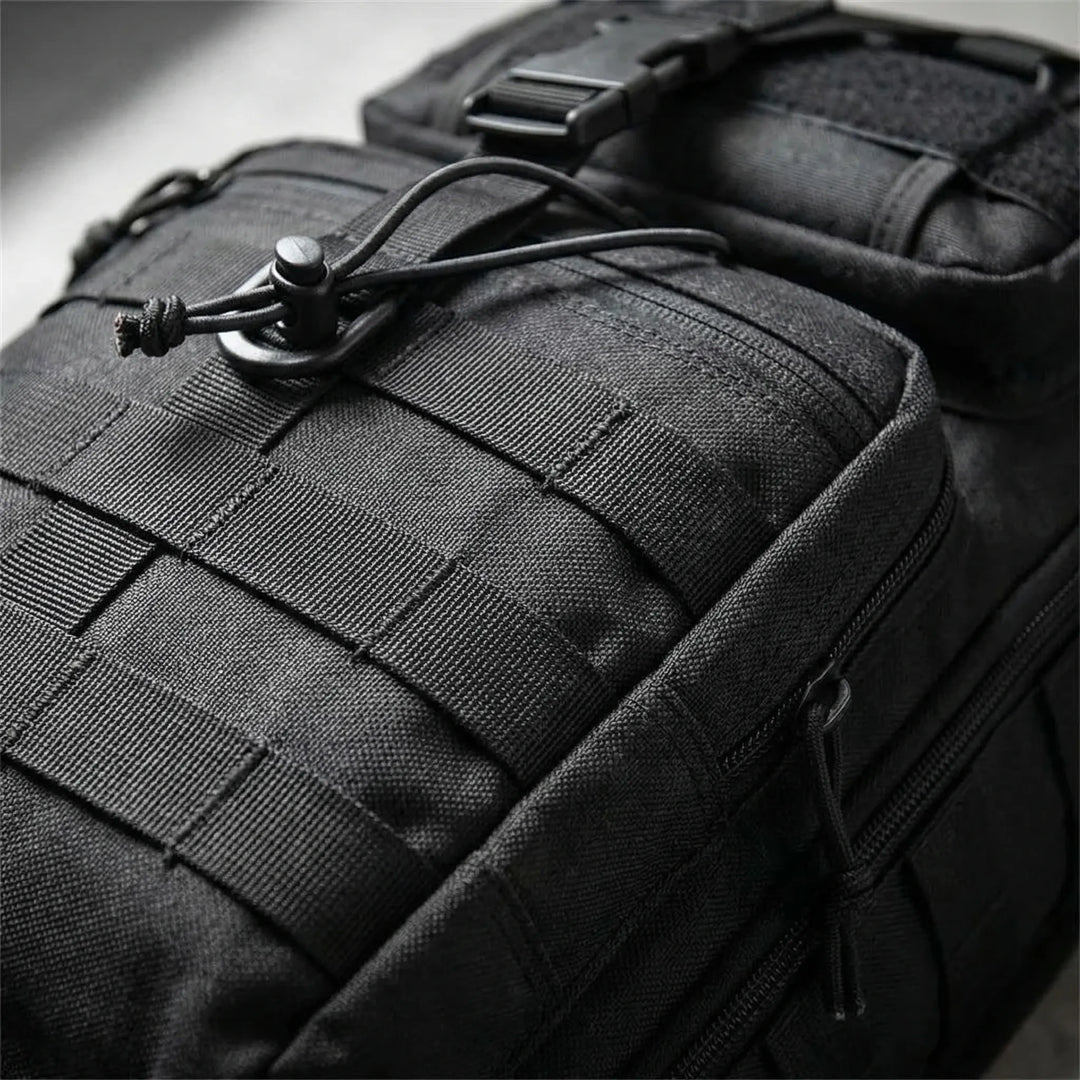 Czarny plecak na ramię Strikepak, uniwersalny sling bag taktyczny do turystyki.