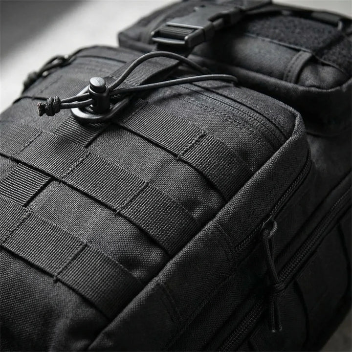 Czarny plecak na ramię Strikepak, uniwersalny sling bag taktyczny do turystyki.