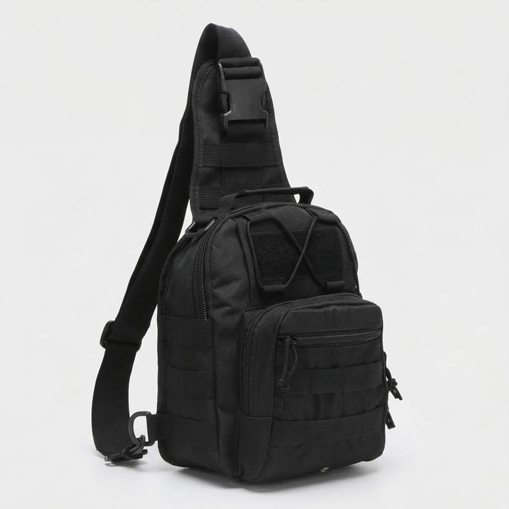 Boczne ujęcie plecaka taktycznego Strikepak, idealny na sprzęt survivalowy.
