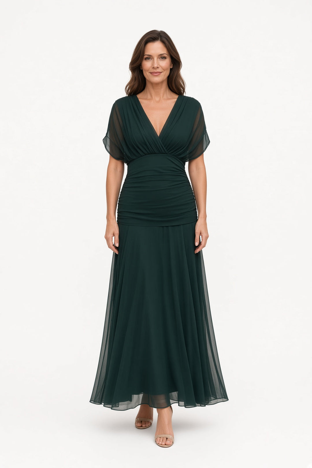 Modelka w ciemnozielonej eleganckiej sukience maxi na wesele z przodu