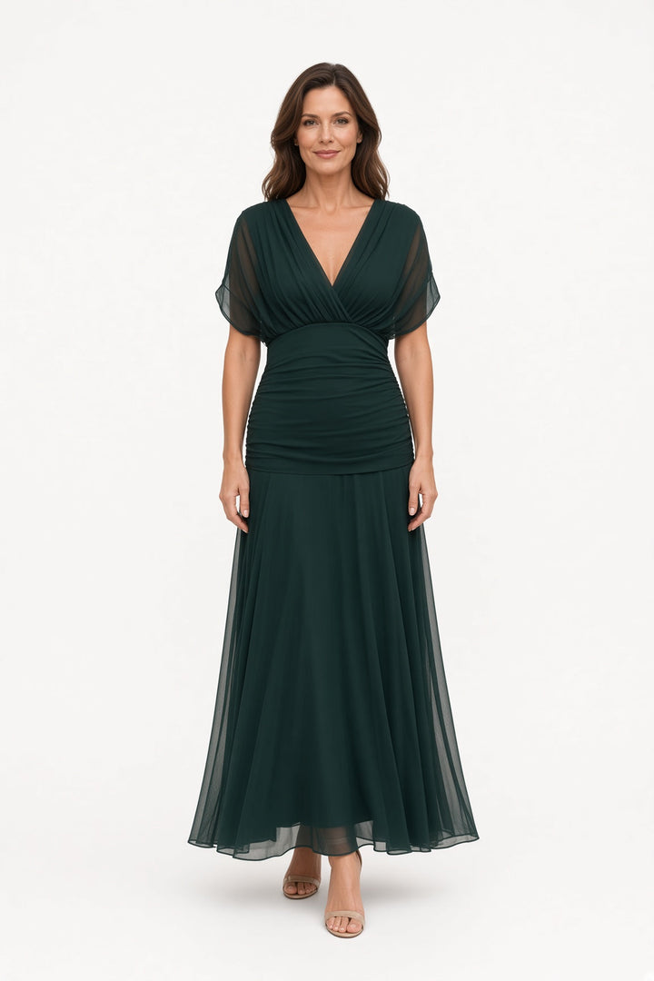 Modelka w ciemnozielonej eleganckiej sukience maxi na wesele z przodu