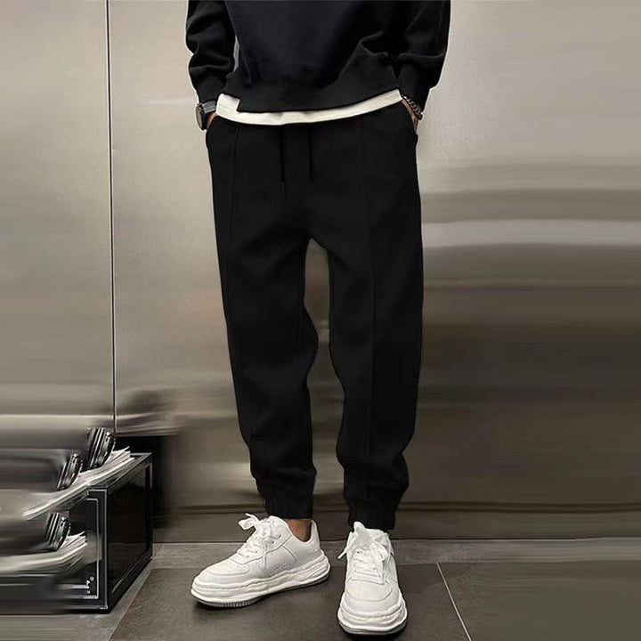 Szare spodnie dresowe męskie joggers w stylu casual z widocznym krojem