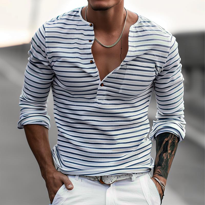 Męska koszulka henley w paski z długim rękawem prezentowana przez modela