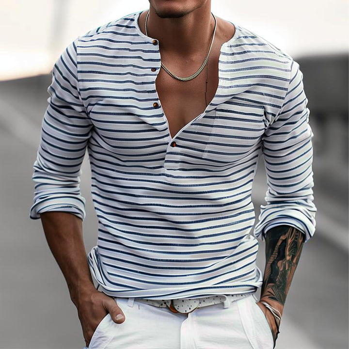 Męska koszulka henley w paski z długim rękawem prezentowana przez modela