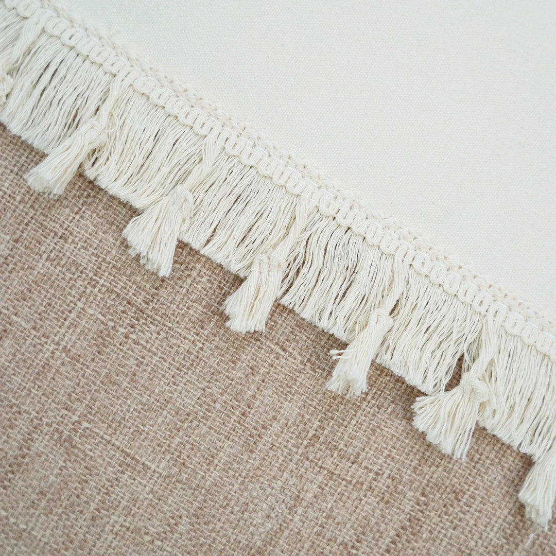 Elegancka poduszka dekoracyjna beżowa boho, z geometrycznym wzorem, ożywi każde wnętrze.