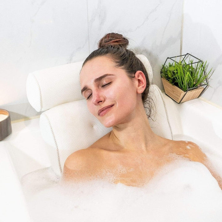 Zbliżenie na ergonomiczną poduszkę kąpielową zamontowaną w wannie