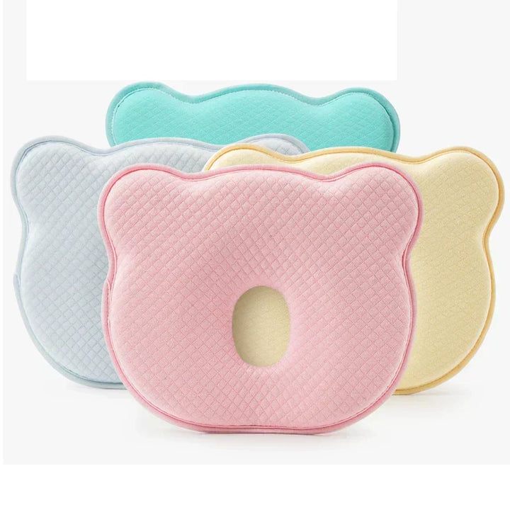Miękka poduszka ortopedyczna dla dziecka z pianką memory, gwarantująca bezpieczny i komfortowy sen niemowlęcia.