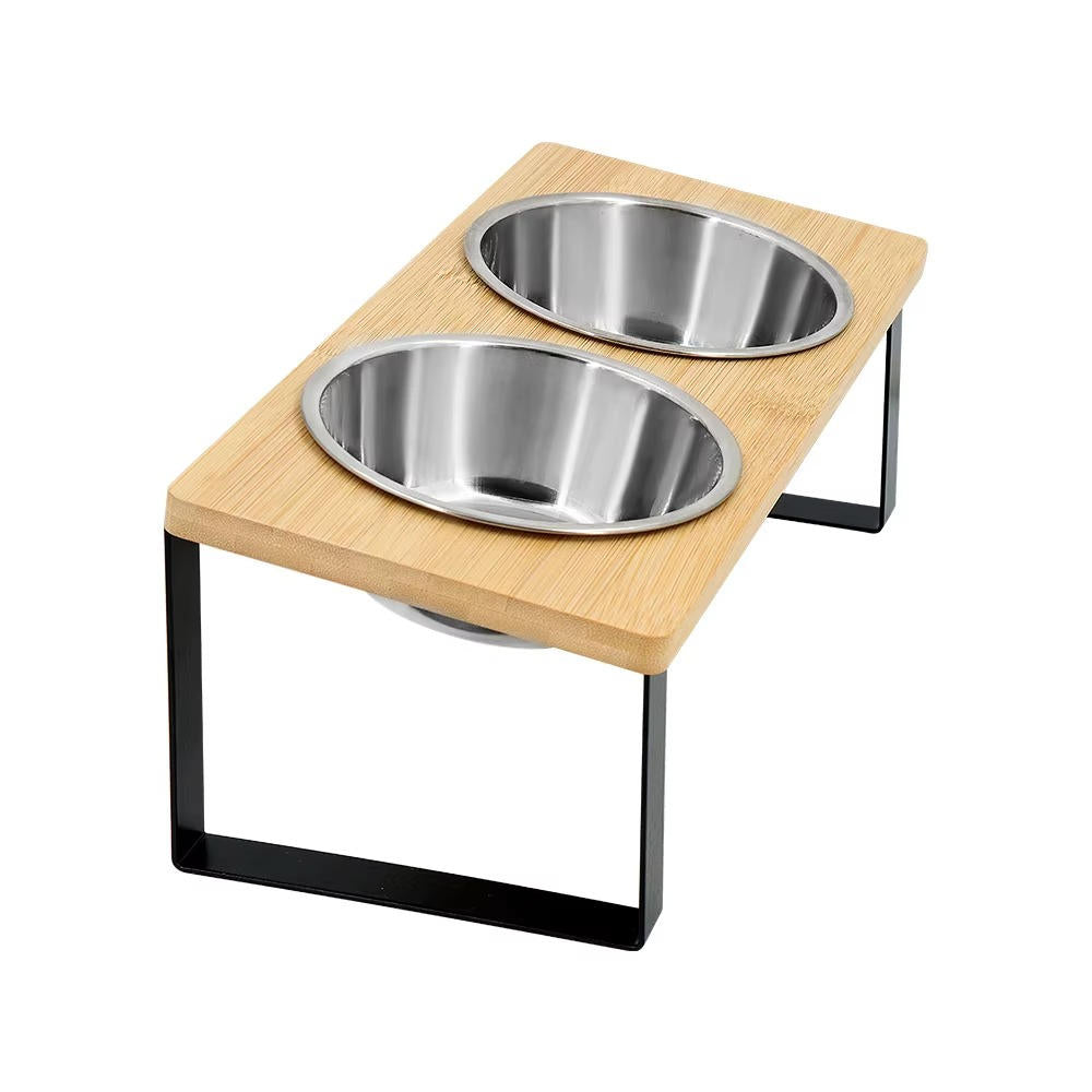 Ergonomiczna miska dla kota z dwoma pojemnikami ze stali nierdzewnej, zapewniająca komfortowe jedzenie i picie.