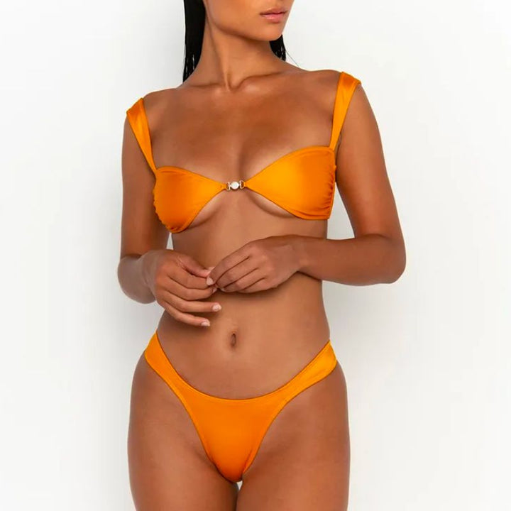 Pomarańczowe damskie mikro bikini z grubszymi ramiączkami, idealne na plażę i lato. Seksowny dwuczęściowy strój.