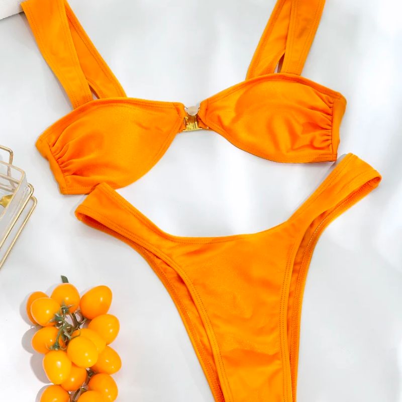 Dwuczęściowy damski strój kąpielowy mikro bikini. Pomarańczowe bikini z grubymi ramiączkami na plażę. Moda lato.
