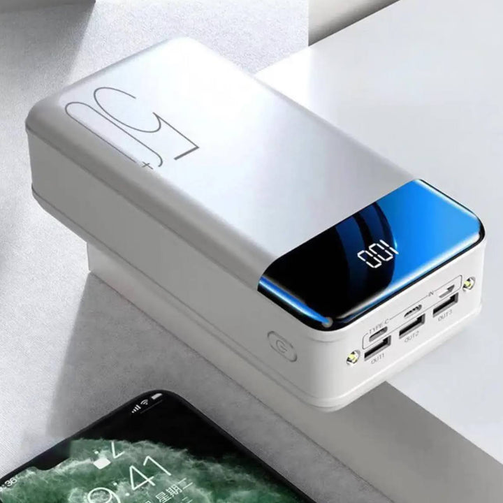 Szybkie ładowanie z power bankiem 50000 mAh. Mobilne zasilanie awaryjne do elektroniki na outdoor, biwak i wędrówki.