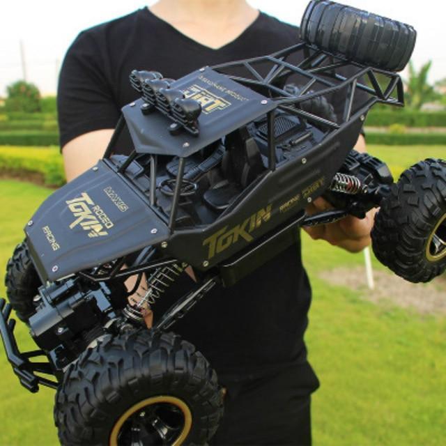 Wytrzymały zdalnie sterowany monster truck RC, terenowa zabawka dla dzieci i dorosłych. Jazda off-road.
