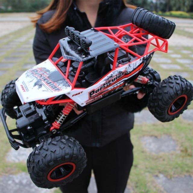 Potężny monster truck RC pokonujący błotnisty teren, szybki samochód do ekstremalnych wyzwań.