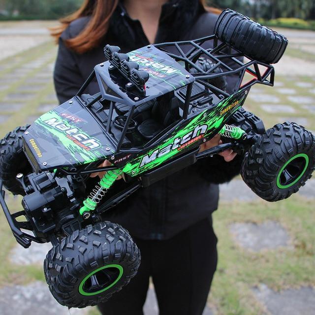 Duży zdalnie sterowany monster truck RC, imponujący samochód terenowy dla dzieci i dorosłych. Hobby RC.