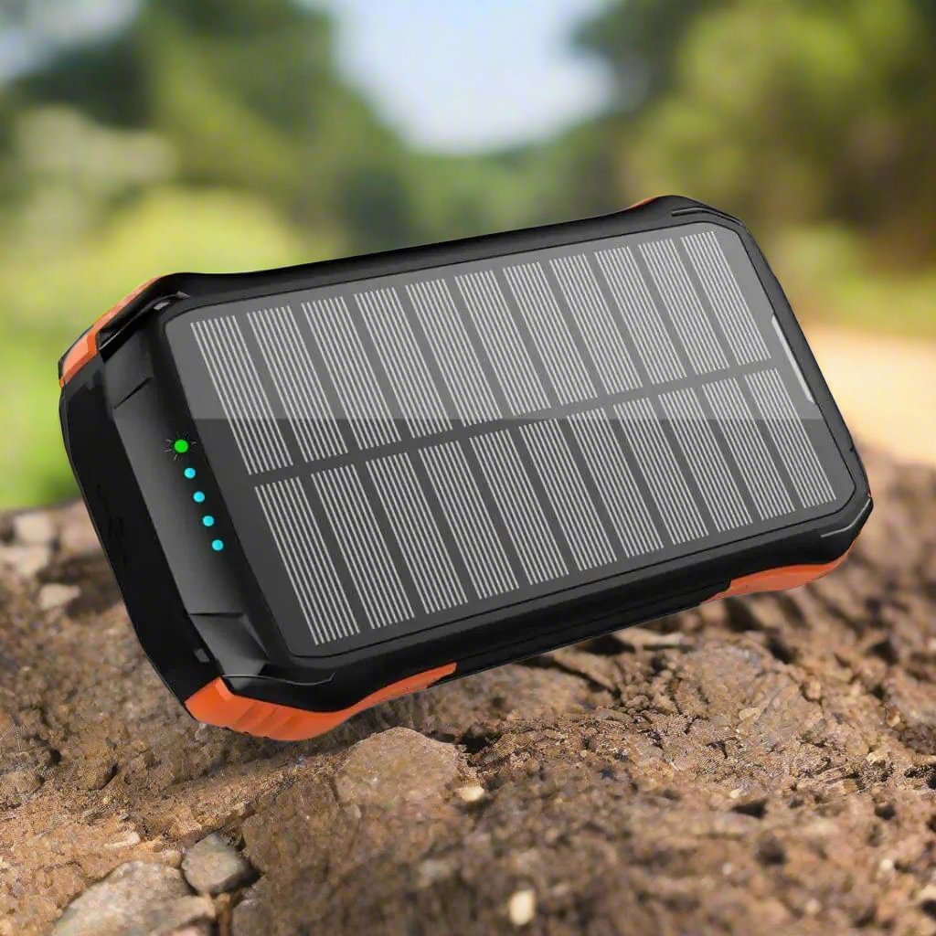 Wytrzymały power bank solarny outdoor, niezbędna energia w survivalu. Ładuj telefon i tablet.