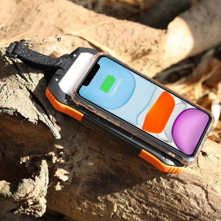 Wytrzymały power bank solarny z panelem słonecznym, przenośna energia na podróż i outdoor.