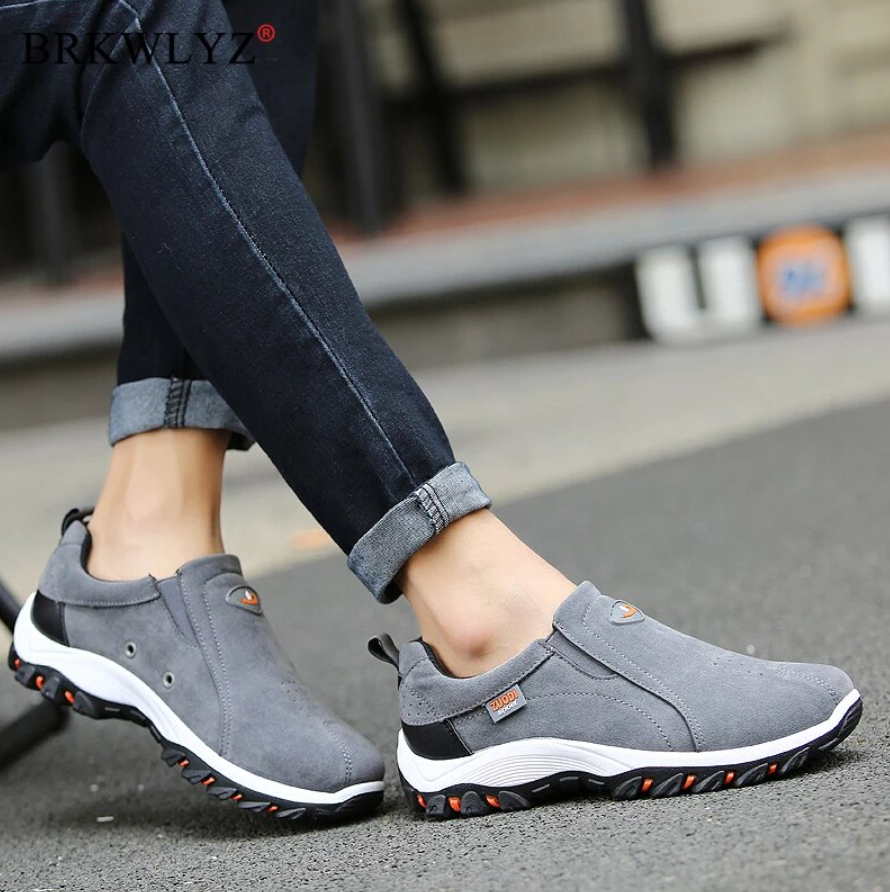 Męskie szare ortopedyczne buty trekkingowe na nogach