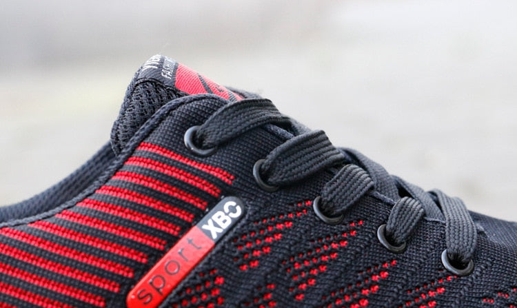 Męskie buty sportowe do biegania, widok z boku, czarne sneakersy
