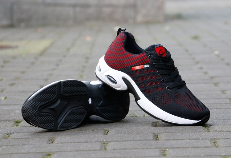Buty męskie sportowe, tył buta z uchwytem ułatwiającym zakładanie