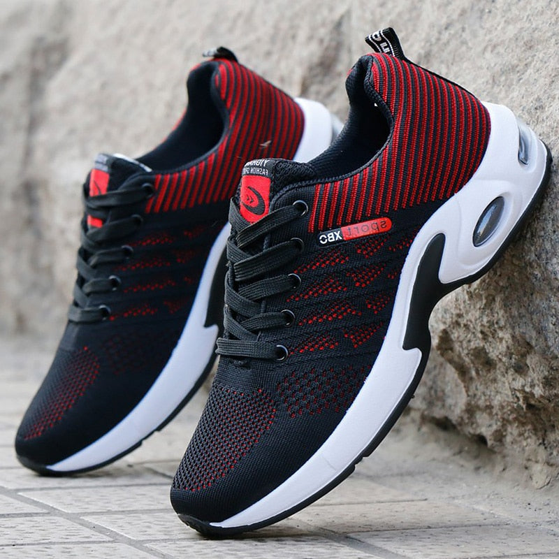 Czerwone męskie buty sportowe z dynamicznym wzorem na tle skały