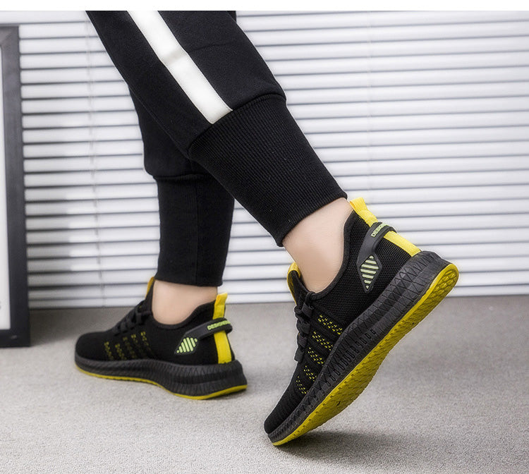 Wygodne buty męskie, zbliżenie na sznurowadła i język czarnych sneakersów sportowych