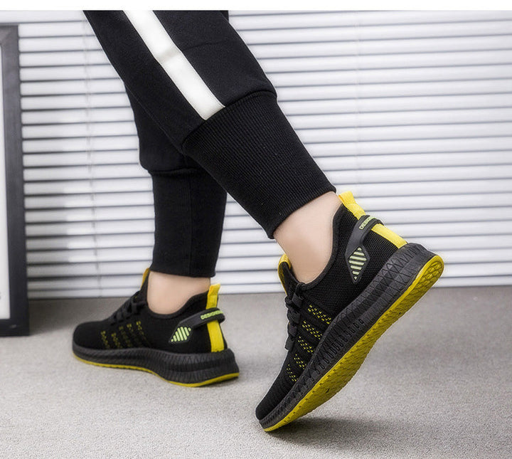 Wygodne buty męskie, zbliżenie na sznurowadła i język czarnych sneakersów sportowych