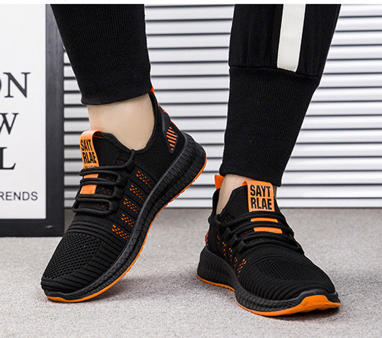 Buty męskie sportowe, zbliżenie na podeszwę i amortyzację w czarnych sneakersach