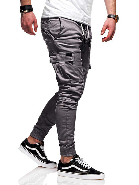Wygodne modne spodnie męskie cargo typu joggers, zbliżenie na detale i kieszenie