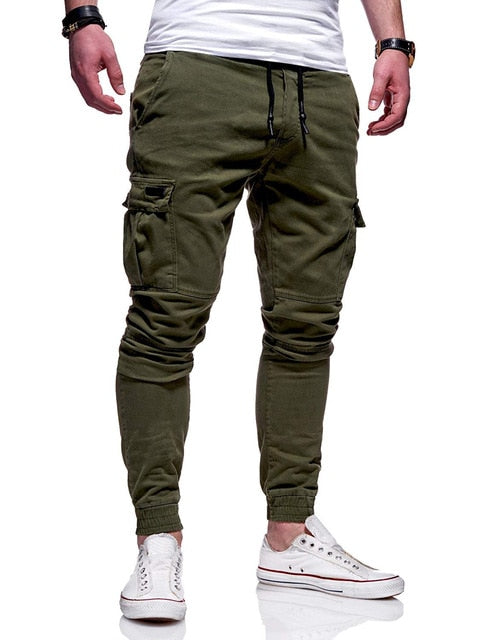Mężczyzna prezentujący zielone spodnie jogger cargo w stylizacji codzienne