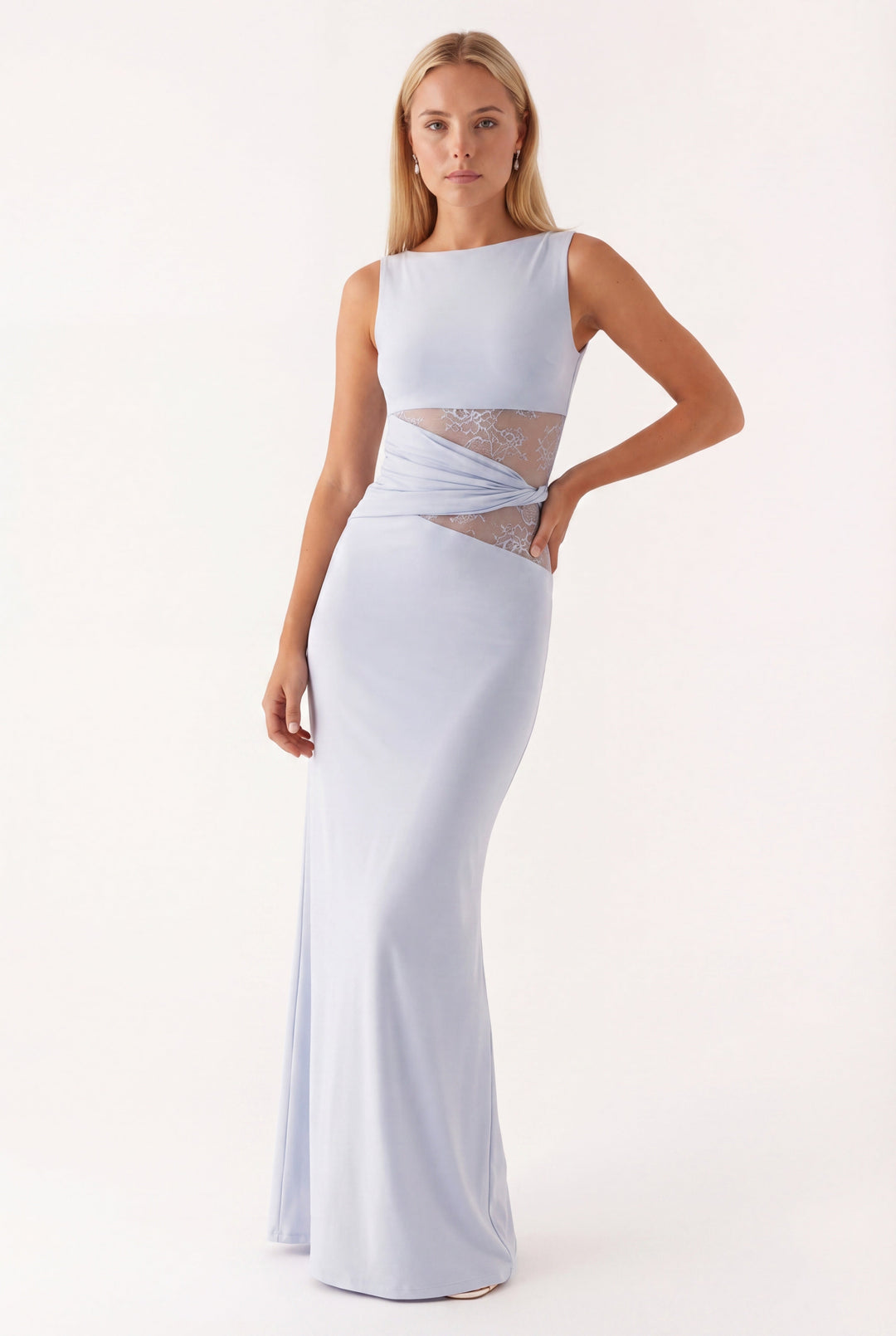 Widok z przodu na elegancką sukienkę maxi z okrągłym dekoltem