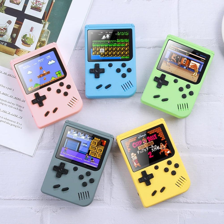 Przenośna konsola retro z 400 grami, klasyczny design, idealna do mobilnego gamingu. Czarna obudowa.