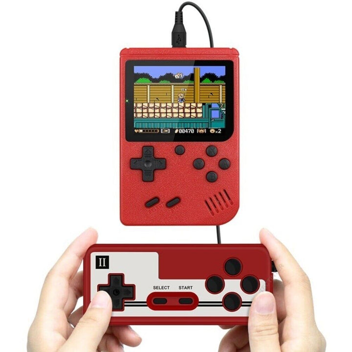 Ekran konsoli retro wyświetlający klasyczną grę, joystick i przyciski sterowania. Nostalgia w Twojej dłoni.