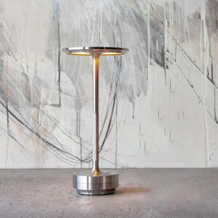 Elegancka lampa stołowa LED w kolorze czarnym, bezprzewodowa, z dotykową regulacją światła, idealna do każdego wnętrza.
